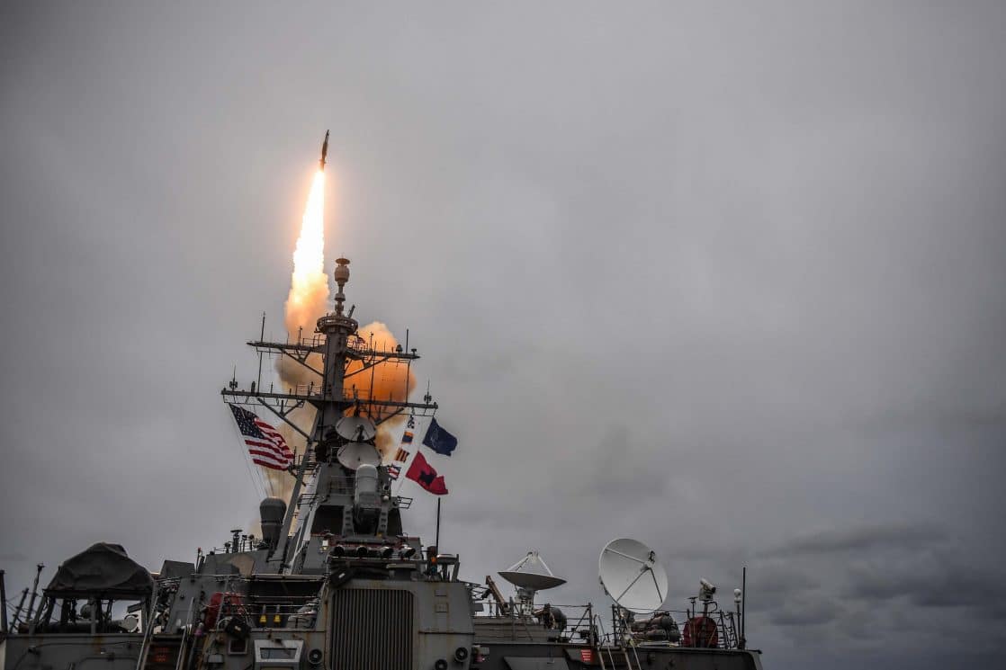USS Donald Cook ampuu ohjuksen
