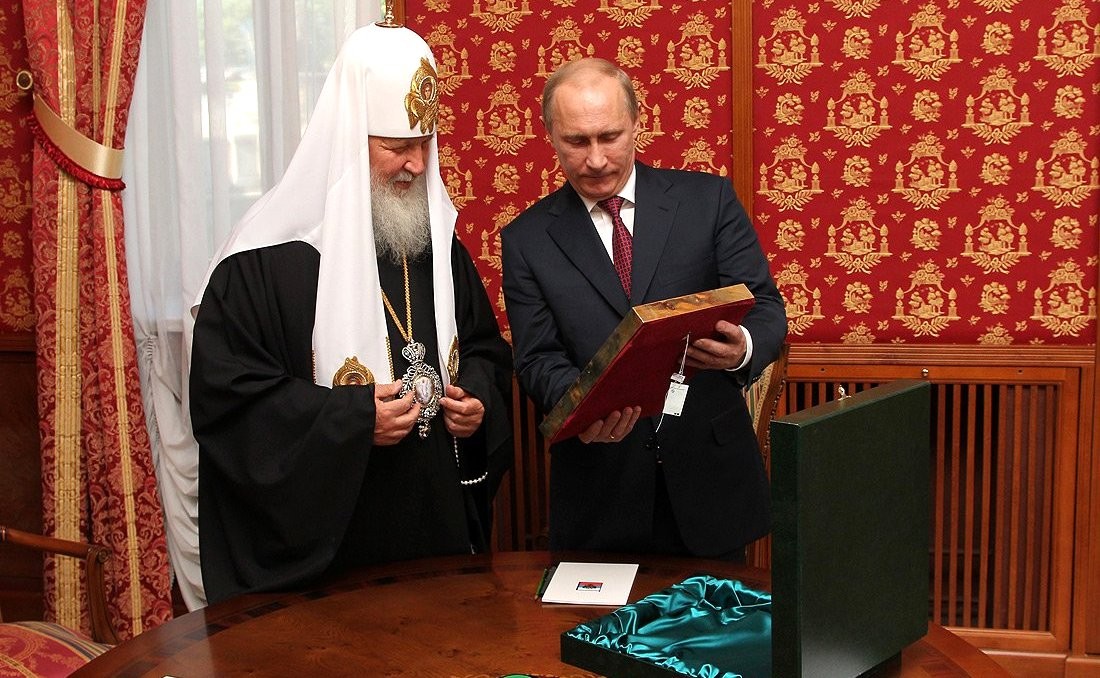 Patriarkka Kirill ja Vladimir Putin ihastelevat tavaraa. / KREMLIN.RU