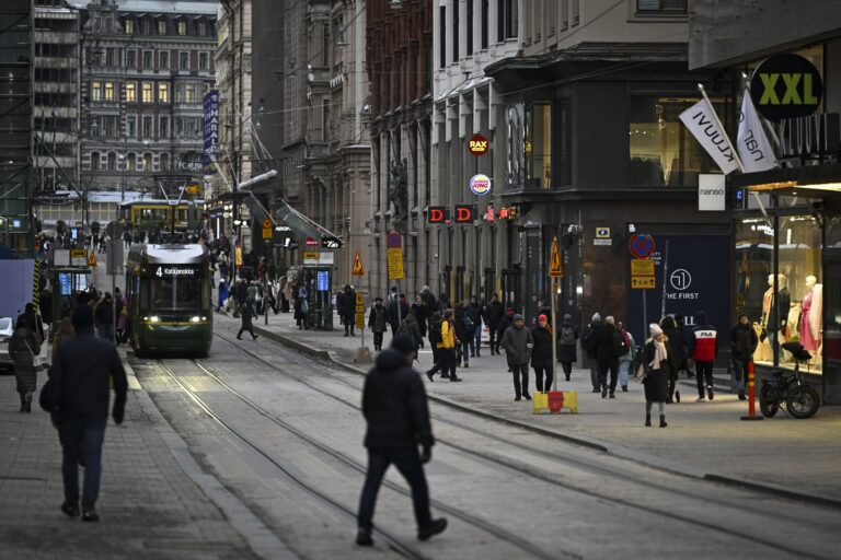 Liikennettä Aleksanterinkadulla Helsingissä. LEHTIKUVA / EMMI KORHONEN