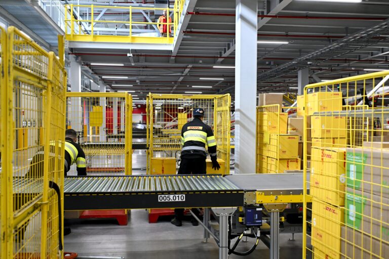 Työntekijöitä logistiikkakeskuksessa. LEHTIKUVA / MIKKO STIG