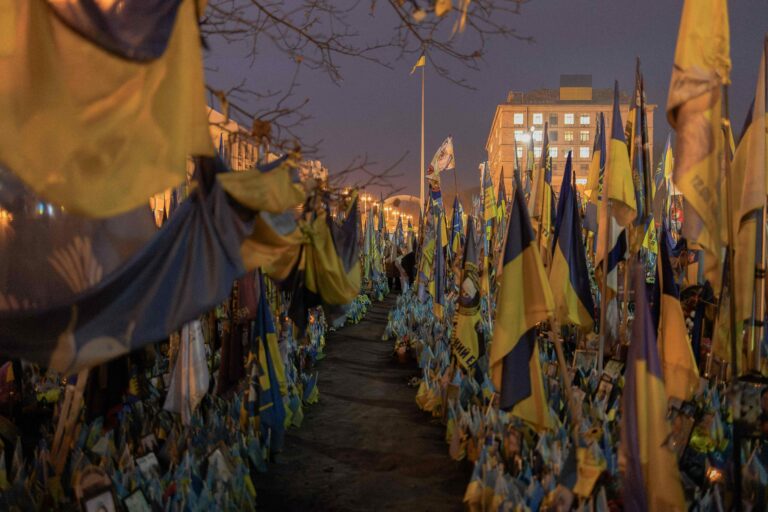 Kaatuneiden ukrainalaisten ja ulkomaisten taistelijoiden muistopaikalla Kiovan Itsenäisyydenaukiolla. AFP / LEHTIKUVA / ROMAN PILIPEY